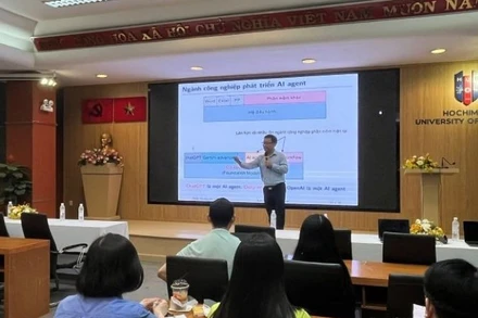 Lớp bồi dưỡng nguồn nhân lực trí tuệ nhân tạo (AI) thu hút đông đảo cán bộ công chức Thành phố Hồ Chí Minh tham dự. 