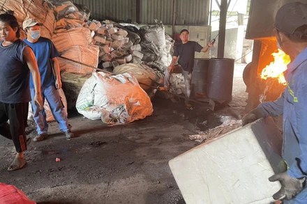 Hàng hóa vi phạm được đưa vào lò đốt tiêu huỷ tại Công ty Môi trường Đô thị Sài Gòn (huyện Vĩnh Cửu, tỉnh Đồng Nai)
