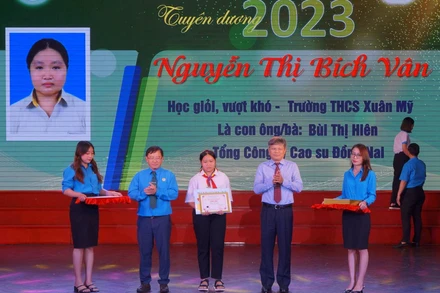 Lãnh đạo VRG tuyên dương học sinh, sinh viên "Học giỏi-Vượt khó" năm học 2022-2023