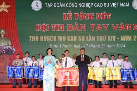 Lãnh đạo Uỷ ban nhân dân tỉnh Bình Phước và Tập đoàn VRG trao giải Nhất đồng đội cho Công ty Cổ phần Cao-su Đồng Phú.