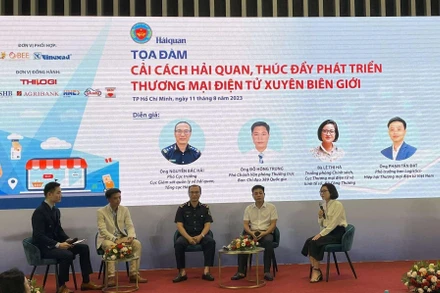 Các diễn giả tham gia Tọa đàm “Cải cách hải quan, thúc đẩy phát triển thương mại điện tử xuyên biên giới”.