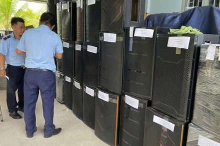Lực lượng chức năng kiểm tra vỏ thùng loa không rõ nguồn gốc xuất xứ. Ảnh Cục Quản lý thị trường Thành phố Hồ Chí Minh.