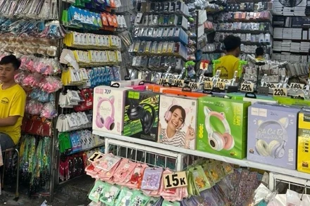 Lực lượng chức năng phát hiện nhiều linh kiện điện thoại không rõ nguồn gốc. Ảnh Cục QLTT Thành phố Hồ Chí Minh