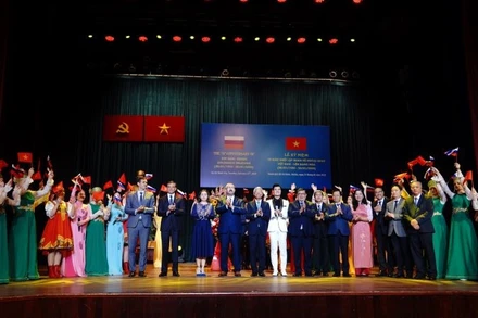 Các đại biểu chụp ảnh lưu niệm tại Lễ kỷ niệm 75 năm thiết lập quan hệ ngoại giao Việt-Nga. (Ảnh: THẾ ANH)