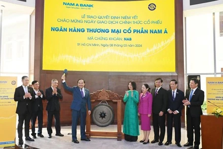 Nghi lễ đánh cồng-báo hiệu giờ giao dịch chính thức đầu tiên của cổ phiếu NAB được bắt đầu.