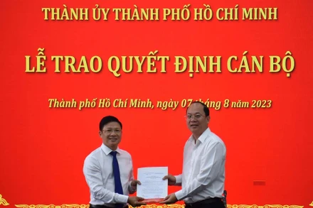 Phó Bí thư Thành ủy Thành phố Hồ Chí Minh Nguyễn Hồ Hải trao quyết định cho đồng chí Võ Minh Tuấn.