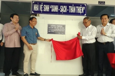 Các đại biểu thực hiện nghi thức khánh thành công trình Nhà vệ sinh "Xanh-sạch-thân thiện".