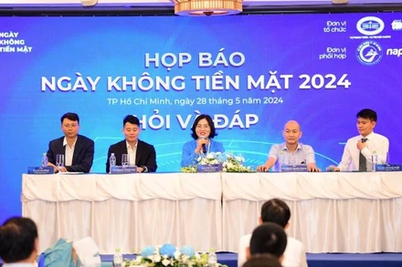 Các đại biểu chia sẻ thông tin về chuỗi sự kiện Ngày không tiền mặt năm 2024.