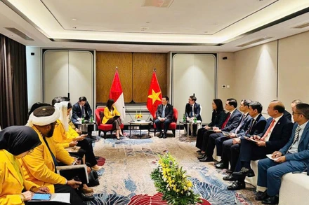 Bà Meutya Viada Hafid, Phó Chủ tịch Đảng Golkar, Bộ trưởng Bộ Truyền thông và Chuyển đổi số Indonesia (trái) và GS,TS Nguyễn Xuân Thắng, Ủy viên Bộ Chính trị, Giám đốc Học viện Chính trị quốc gia Hồ Chí Minh, Chủ tịch Hội đồng Lý luận Trung ương trao đổi tại buổi làm việc. (Ảnh: Cổng Thông tin Học viện Chính trị quốc gia Hồ Chí Minh)