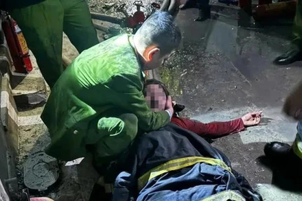 Cảnh sát giải cứu người dân thoát khỏi đám cháy. (Ảnh: Công an thành phố Hà Nội)