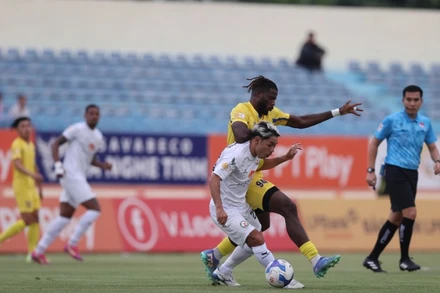 Pha tranh bóng giữa hai đội Quảng Nam và Quy Nhơn Bình Định. (Ảnh: VPF)