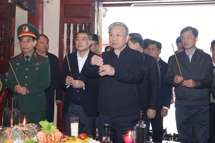 Tổng Bí thư Tô Lâm dâng hương tại Đền thờ liệt sĩ ở Nghĩa trang liệt sĩ Quốc gia Vị Xuyên. (Ảnh: TTXVN)