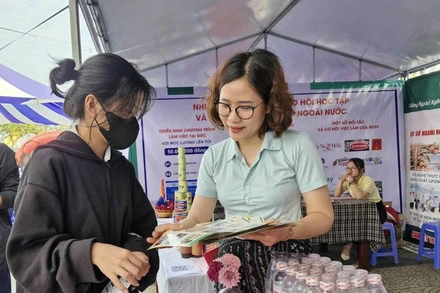 Tư vấn nghề cho học sinh tại Ngày hội giáo dục nghề nghiệp Đà Nẵng 2024.