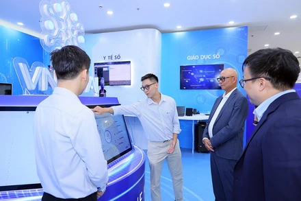 Cán bộ VNPT giới thiệu các dịch vụ và nền tảng chuyển đổi số.