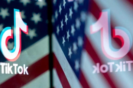 Biểu tượng TikTok trên nền quốc kỳ Mỹ. (Ảnh: AFP/TTXVN)