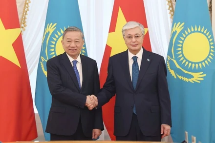 Tổng Bí thư Tô Lâm và Tổng thống Kazakhstan Kassym-Jomart Tokayev chụp ảnh chung trước hội đàm cấp Nhà nước. (Ảnh: Thống Nhất/TTXVN)