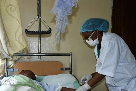 Nhân viên y tế điều trị cho bệnh nhân ở CHDC Congo. (Ảnh minh họa. THX/TTXVN)
