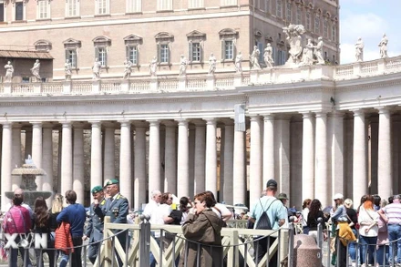 Lực lượng Hiến binh và cảnh sát tại Quảng trường San Pietro (nơi đặt linh cữu của Giáo hoàng Francis). (Ảnh: Trường Dụy/TTXVN)