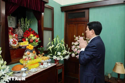 Chủ tịch nước Lương Cường dâng hương tưởng niệm Chủ tịch Hồ Chí Minh tại Nhà 67. (Ảnh: Lâm Khánh/TTXVN)