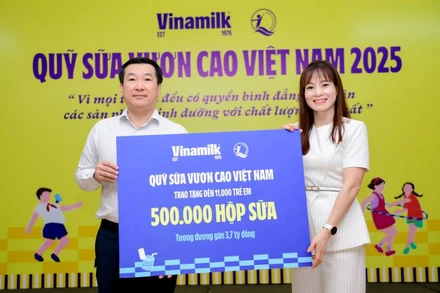 Ông Đỗ Thanh Tuấn - Giám đốc Đối ngoại Vinamilk - trao tặng bảng tượng trưng 500.000 hộp sữa cho đại diện Quỹ Bảo trợ Trẻ em Việt Nam nhân dịp khởi động Quỹ sữa năm 2025. (Ảnh: Nam Anh)