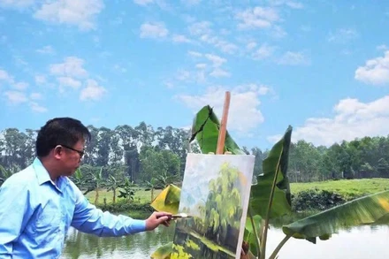 Họa sĩ Quỳnh Thơm trong một chuyến đi thực tế sáng tác đồng quê. (Ảnh: LM)