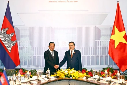 Chủ tịch Quốc hội Trần Thanh Mẫn hội kiến Chủ tịch Đảng Nhân dân Campuchia Hun Sen. (Ảnh: TTXVN)