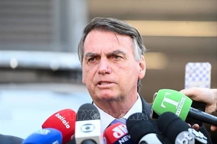 Cựu Tổng thống Brazil Jair Bolsonaro phát biểu với báo giới tại Brasilia, ngày 18/10/2023. (Ảnh: Getty Images/ TTXVN)