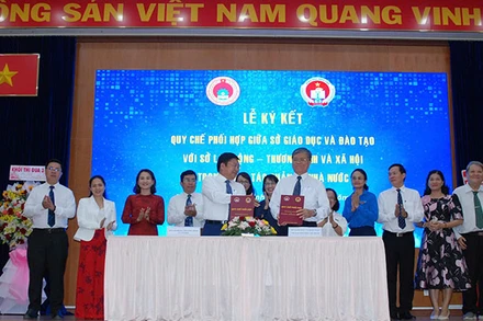 Ông Lê Văn Thinh, Giám đốc Sở Lao động-thương binh và xã hội Thành phố và ông Nguyễn Văn Hiếu, Giám đốc Sở Giáo dục và Đào tạo Thành phố ký kết quy chế phối hợp.