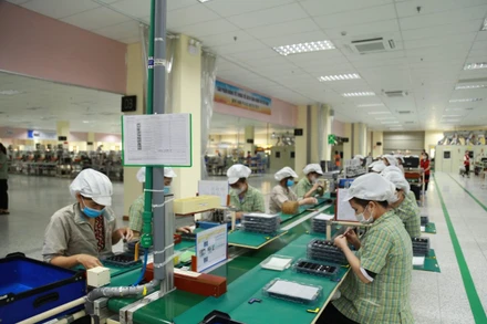 Công nhân trong dây chuyền sản xuất tại khu công nghiệp của tỉnh Bắc Ninh. (Ảnh NGỌC TRÂM)