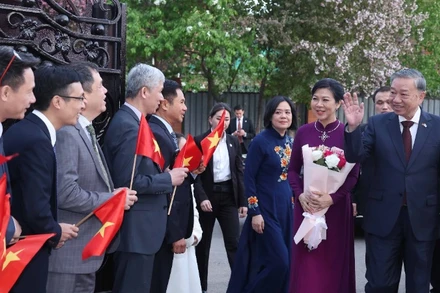 Tổng Bí thư Tô Lâm và Phu nhân đến thăm Đại sứ quán Việt Nam tại Kazakhstan. (Ảnh: Thống Nhất/TTXVN)