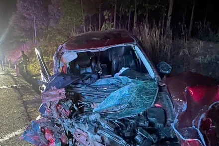 Xe khách bị hư hỏng phần đầu sau va chạm. (Ảnh: TTXVN)