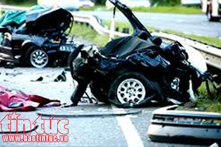 Ô-tô mất lái đâm vào xe máy, hai người tử vong