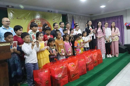 Cộng đồng bà con người gốc Việt Nam tại Campuchia luôn nhận được tình cảm, sự quan tâm giúp đỡ của đồng bào trong nước.