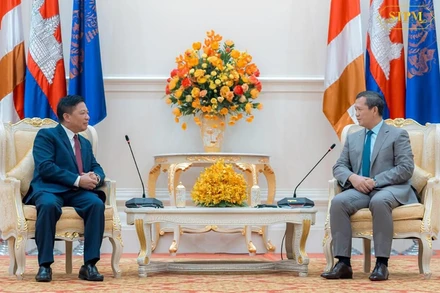 Đại sứ Việt Nam Nguyễn Huy Tăng đến chào Thủ tướng Vương quốc Campuchia Hun Manet. (Ảnh: Fresh News)