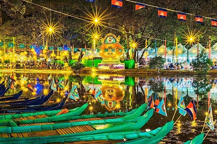 Thuyền tham gia lễ hội trên sông Siem Reap.