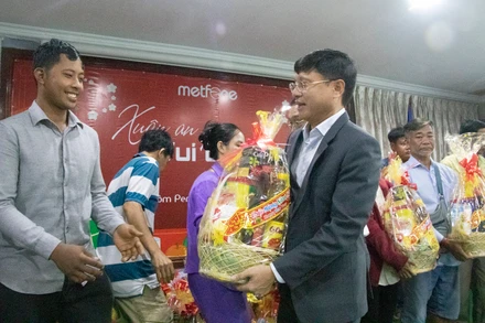 Tổng Giám đốc Metfone Cao Mạnh Đức trao quà Tết cho bà con tại trụ sở Hội Khmer-Việt Nam, sáng 27/1 (Ảnh: Nguyễn Hiệp)