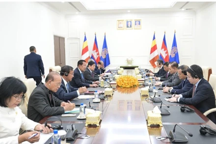 Chủ tịch Đảng Nhân dân Campuchia, Chủ tịch Thượng viện Samdech Techo Hun Sen tiếp đồng chí Lê Hoài Trung và các thành viên trong đoàn. 