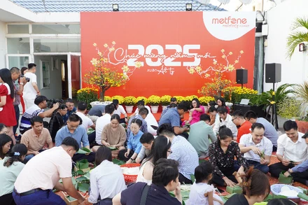 Hằng năm, vào mỗi dịp Tết cổ truyền của dân tộc, Metfone thường tổ chức cho cán bộ nhân viên trong đơn vị gói bánh chưng, liên hoan mừng Năm mới. (Ảnh: HUY VŨ)