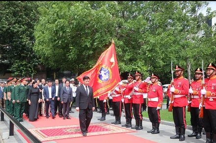 Đại sứ Việt Nam tại Campuchia Nguyễn Huy Tăng dẫn đầu Đoàn đại biểu đặt hoa, dâng hương tưởng nhớ các anh hùng liệt sĩ. (Ảnh: NGUYỄN HIỆP)