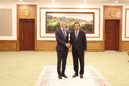 Đại sứ Nguyễn Minh Vũ (trái) chào xã giao Chủ tịch Thượng viện, Chủ tịch Đảng Nhân dân Campuchia Samdech Techo Hun Sen. (Ảnh: HUY VŨ)