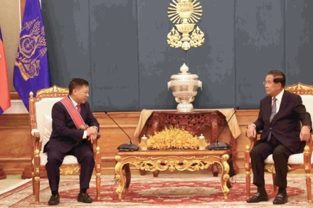 Chủ tịch Thượng viện, Chủ tịch Đảng Nhân dân Campuchia Samdech Techo Hun Sen tiếp Đại sứ Việt Nam Nguyễn Huy Tăng đến chào từ biệt (Ảnh: Huy Vũ)