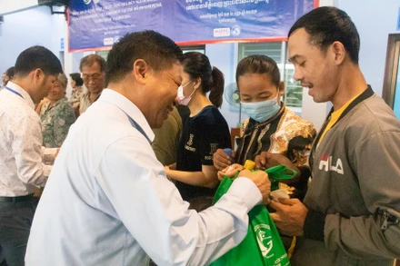 Đại sứ Nguyễn Huy Tăng thăm hỏi và trao quà cho một gia đình người gốc Việt Nam.