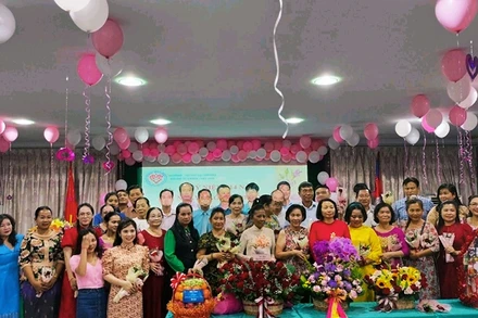 Đại biểu dự sự kiện chụp ảnh lưu niệm.