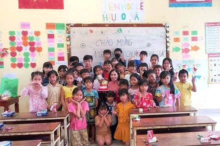 Cô giáo Lê Thị Thùy Linh dạy môn tiếng Việt cùng các em học sinh tại Siem Reap. (Ảnh: Nguyễn Hiệp)