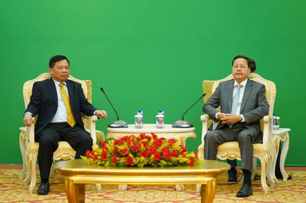 Đại sứ Nguyễn Huy Tăng chào Phó Thủ tướng Chính phủ Hoàng gia Campuchia Neth Savoeun tại Cung Hòa Bình, chiều 5/12