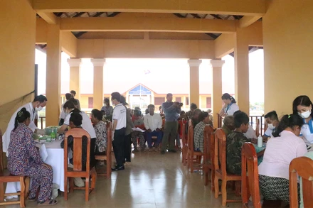 Hoạt động khám bệnh, phát thuốc và tặng quà tại huyện Baribour được thực hiện vào thời điểm nhân dân Campuchia chuẩn bị đón Tết Chol Chhnam Thmay.