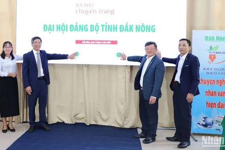 Các đại biểu tham dự thực hiện nghi lễ nhấn nút ra mắt chuyên trang đặc biệt về Đại hội Đảng bộ tỉnh Đắk Nông.