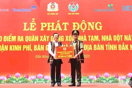 Thứ trưởng Công an Phạm Thế Tùng bàn giao số tiền 30 tỷ đồng để tỉnh Đắk Nông xóa nhà tạm, nhà dột nát cho nhân dân trong tỉnh.