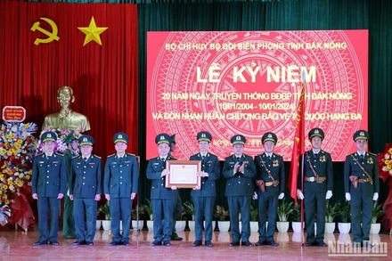 Thừa ủy quyền của Chủ tịch nước Cộng hòa xã hội chủ nghĩa Việt Nam, Thiếu tướng Nguyễn Văn Thiện, Phó Tư lệnh Bộ đội biên phòng đã trao Huân chương bảo vệ Tổ quốc hạng Ba cho Bộ đội biên phòng tỉnh Đắk Nông