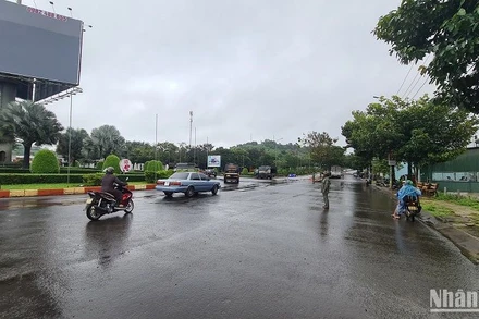 Đắk Nông tổ chức lực lượng trực, phân luồng giao thông, chống ùn tắc, bảo đảm an toàn cho người, phương tiện và tài sản của nhân dân khi đi qua khu vực sụt lún ở TP Gia Nghĩa.